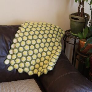 Vintage Handmade Ditsy Daisy Chain Crochet Throw Blanket 42x36